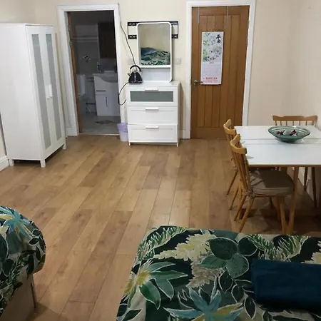 Big Room Rusholme With Tv And Private Bathroom-Parking&Wifi-2