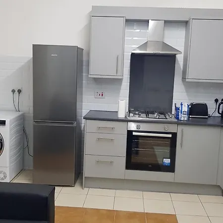 Double Bedroom In Manchester M19, Rm3 Double Bed-2