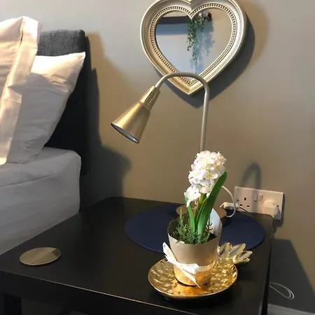 3. Stylish Private Double Room Near Manchester City Centre-2